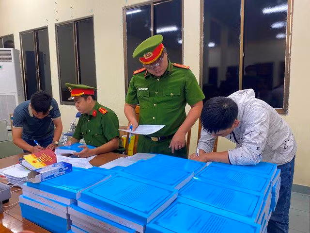 Cong an TP HCM truy na cuu Truong phong Cuc Dang kiem Viet Nam-Hinh-2