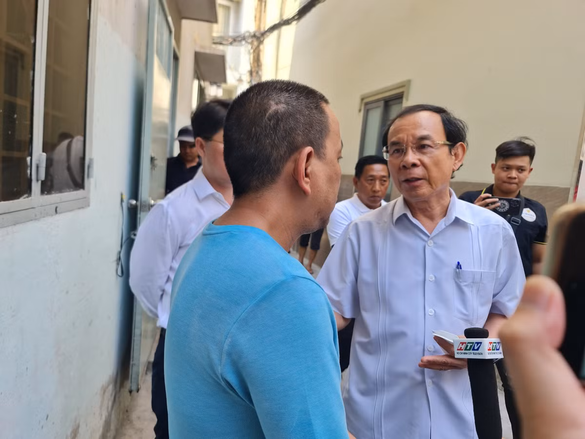 Bi thu Thanh uy TPHCM tham hoi gia dinh nan nhan vu chay o quan 10