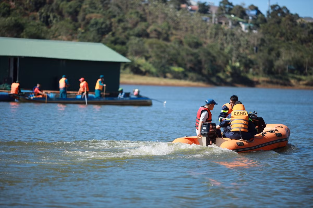 Lâm Đồng: Lâm Đồng: Lật xuồng khiến cháu bé 13 tuổi tử vong Lam Dong: Lam Dong: Lat xuong khien chau be 13 tuoi tu vong