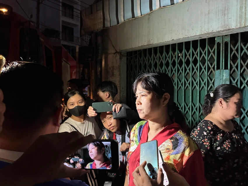 Một số người dân tại hiện trường cho biết, lửa bốc cháy từ xưởng gỗ trong hẻm 124. Sau đó, bùng phát rồi lan sang các căn nhà, xưởng bên cạnh.