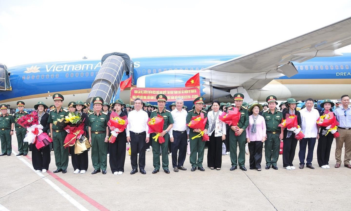 Lãnh đạo Bộ Tư lệnh Quân khu 7 cùng lãnh đạo Thành ủy - UBND - UBMTTQ Việt Nam - Công an và Bộ Tư lệnh TP HCM chụp ảnh với Khối nữ du kích miền Nam.