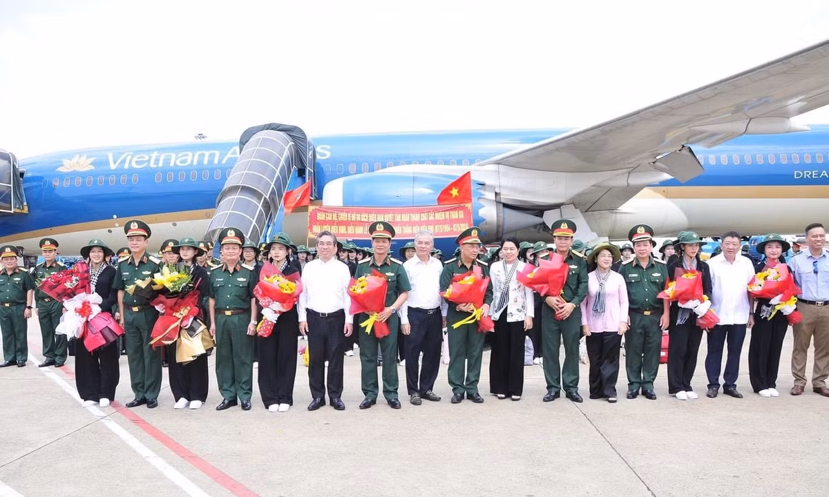 Lãnh đạo Bộ Tư lệnh Quân khu 7 cùng lãnh đạo Thành ủy - UBND - UBMTTQ Việt Nam - Công an và Bộ Tư lệnh TP HCM chụp ảnh với Khối nữ du kích miền Nam.