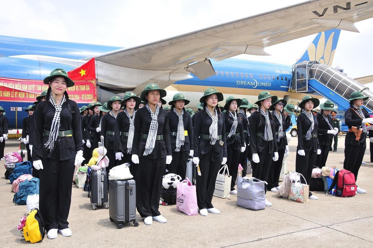 Khối nữ du kích miền Nam trước giờ lên máy bay ra Hà Nội để luyện tập giai đoạn 3. 