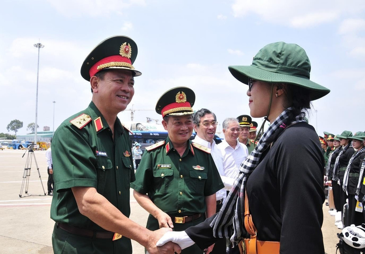 Trung tướng Nguyễn Trường Thắng (bên trái) Tư lệnh Quân khu 7 động viên các nữ du kích. Trung tướng Nguyễn Trường Thắng yêu cầu từng nữ chiến sĩ dân quân tiếp tục khắc phục mọi khó khăn về thời tiết, vị trí huấn luyện mới, tổ chức luyện tập các giai đoạn tiếp theo, bảo đảm chất lượng cao nhất...