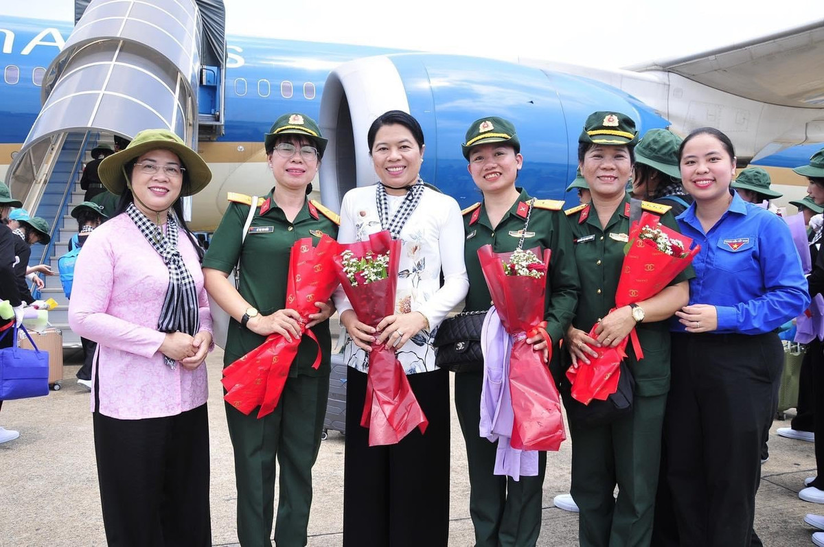 Chủ tịch UBMTTQ Việt Nam TP HCM Trần Kim Yến (bìa trái) chụp lưu niệm với cán bộ, chiến sĩ Khối nữ du kích miền Nam.