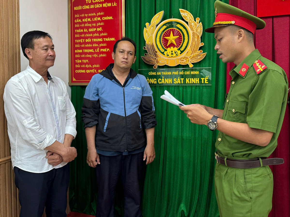 Công an TP HCM bắt 2 cán bộ hải quan nhận hối lộ Cong an TP HCM bat 2 can bo hai quan nhan hoi lo