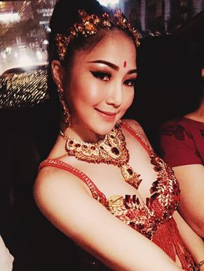 Hương Tràm trong hậu trường The Remix.