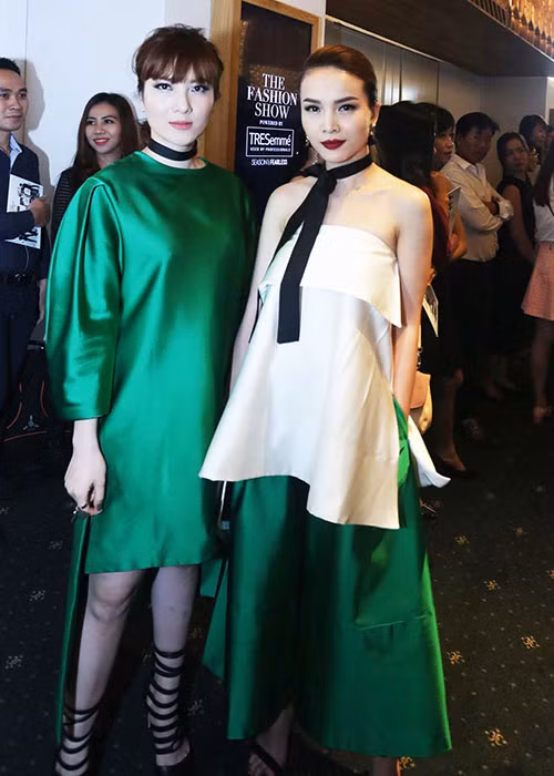 Cùng xuất hiện trên thảm đỏ, Yến Trang (phải) và Yến Nhi lại chọn set đồ đồng điệu.