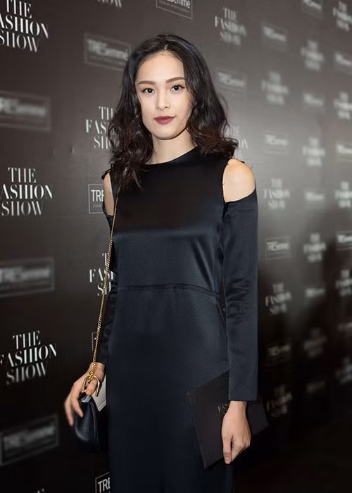 “Mỹ nhân vạn người mê” Hạ Vi cũng chọn trang phục và phụ kiện đều mang tông đen huyền bí.