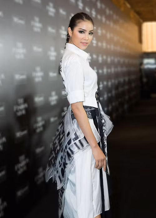 Ngoài Hoa hậu Đặng Thu Thảo, show diễn thời trang còn có sự góp mặt của Hoa hậu Phạm Hương. Người đẹp diện trang phục của NTK Võ Công Khanh.