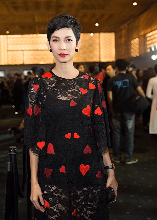 Cũng góp mặt tại sự kiện, siêu mẫu Xuân Lan diện bộ đầm xuyên thấu tông đen với họa tiết trái tim đỏ.