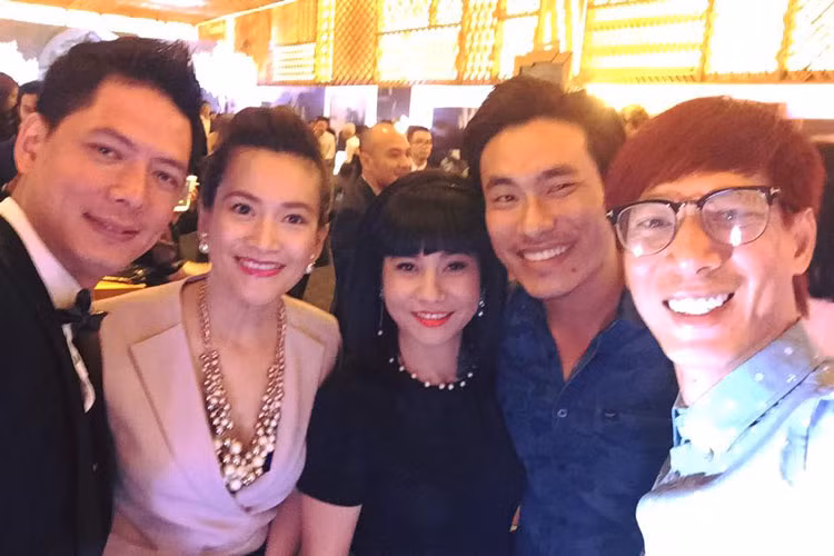 Vợ chồng Bình Minh hội ngộ Cát Phượng (ở giữa), Kiều Minh Tuấn (thứ hai từ phải sang) tại tiệc cưới của Victor Vũ - Đinh Ngọc Diệp.