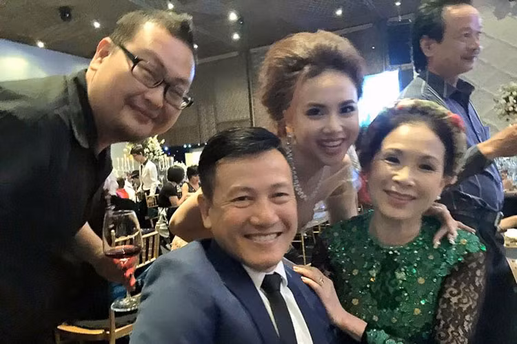 Nghệ sĩ Kim Xuân cũng đến chung vui cùng vợ chồng nam đạo diễn "Tôi thấy hoa vàng trên cỏ xanh".