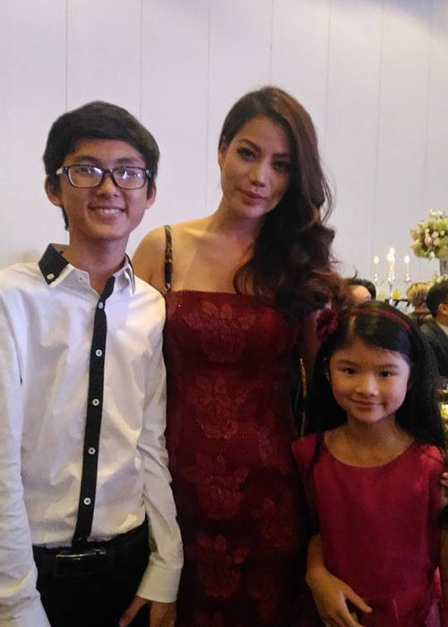 Bảo Tiên và mẹ chụp ảnh kỉ niệm với diễn viên nhí Thịnh Vinh.