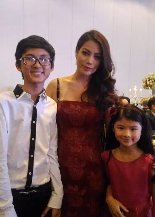 Bảo Tiên và mẹ chụp ảnh kỉ niệm với diễn viên nhí Thịnh Vinh.