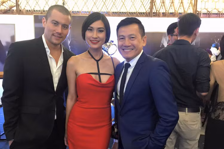 Người đẹp Kathy Uyên đến chúc mừng hạnh phúc của cặp đôi nam đạo diễn - nữ diễn viên mới của showbiz Việt.