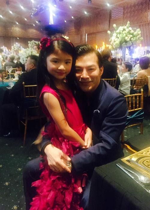 Cùng tham gia tiệc cưới, Trần Bảo Sơn gặp con gái Bảo Tiên. Dù Trần Bảo Sơn và Trương Ngọc Ánh không còn chung sống nhưng cô nhóc vẫn nhận được tình thương yêu, sự quan tâm của cả bố lẫn mẹ.