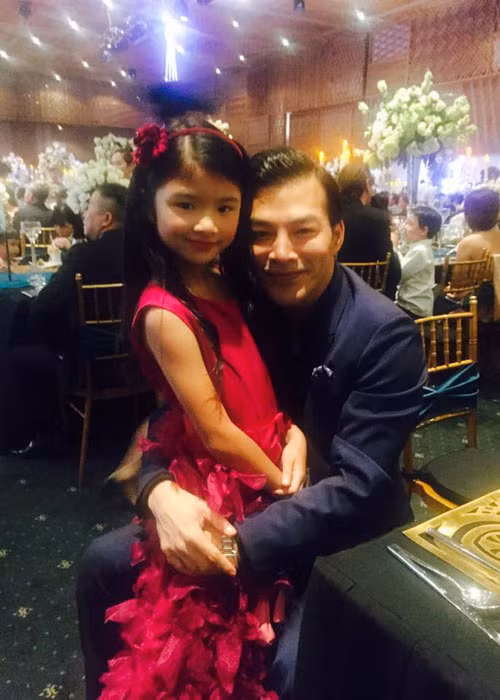 Cùng tham gia tiệc cưới, Trần Bảo Sơn gặp con gái Bảo Tiên. Dù Trần Bảo Sơn và Trương Ngọc Ánh không còn chung sống nhưng cô nhóc vẫn nhận được tình thương yêu, sự quan tâm của cả bố lẫn mẹ.