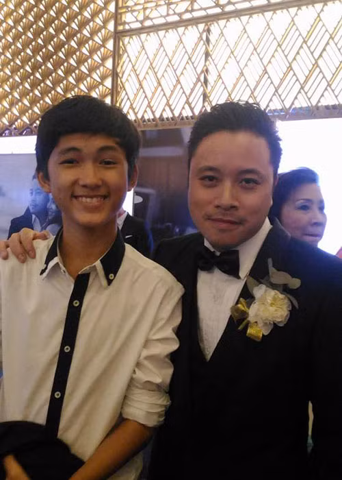 Thịnh Vinh - sao nhí của bộ phim "Tôi thấy hoa vàng trên cỏ xanh" đến chúc mừng đạo diễn Victor Vũ.