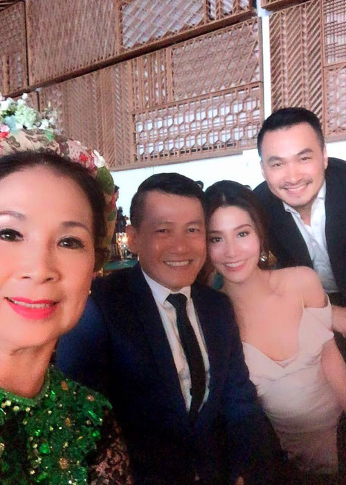 Diễn viên Chi Bảo (ngoài cùng bên phải) cũng là một trong những khách mời của cặp đôi Victor Vũ - Đinh Ngọc Diệp.