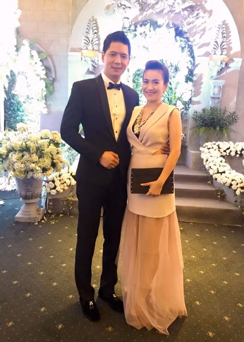 Nam MC bảnh bao, lịch lãm trong bộ vest sang trọng bên cạnh bà xã Anh Thơ.