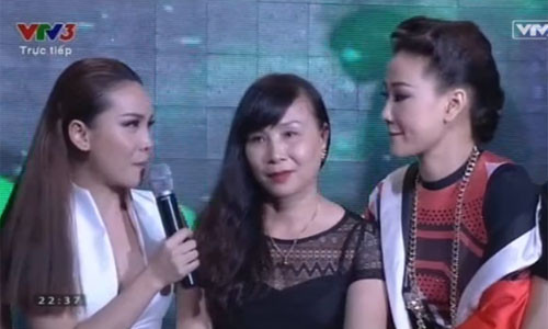 Mẹ của Maya động viên con gái trong đêm chung kết.