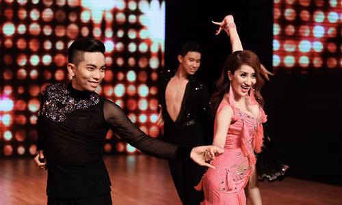 Khanh Thi Phan Hien bat hoa hay chieu tro PR-Hinh-2