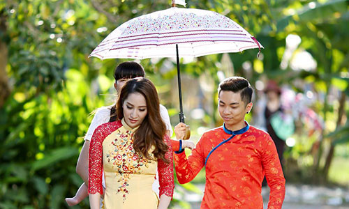 Khanh Thi Phan Hien bat hoa hay chieu tro PR