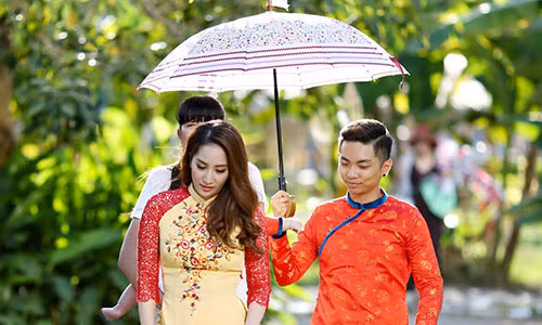 Khanh Thi Phan Hien bat hoa hay chieu tro PR