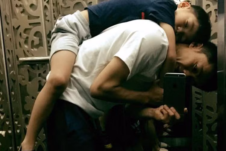 Con trai Ha Ho ngu ngon lanh tren lung bo Cuong Do la