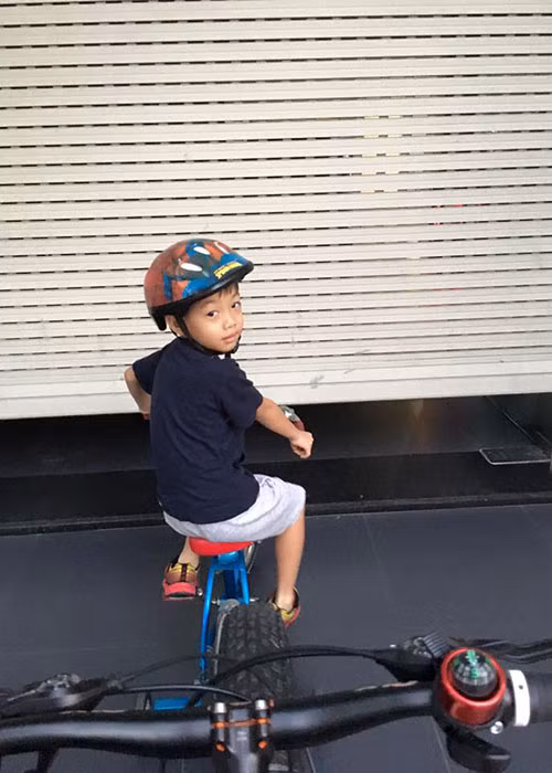 Cậu nhóc cũng tỏ ra vô cùng thích thú và vui vẻ đạp xe cùng với bố vào sáng sớm. 