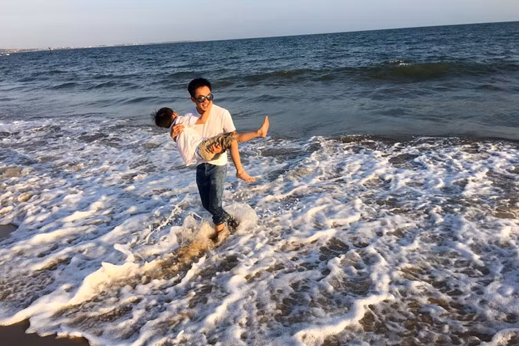 Con trai Ha Ho ngu ngon lanh tren lung bo Cuong Do la-Hinh-6