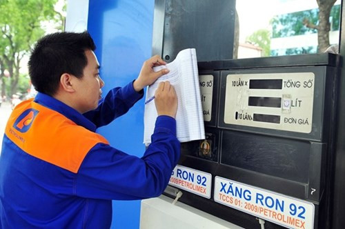 Gia xang dau giam lien tuc, Petrolimex van lai gan 2.000 ti dong