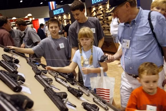 Trẻ em đi cùng cha mẹ tới các quầy bán súng. Trung bình hàng năm, có khoảng 100.000 vụ nổ súng gây thương vong ở Mỹ. Khoảng 270 triệu khẩu súng thuộc quyền sở hữu hợp pháp của người dân. Người Mỹ dễ dàng mua súng ở các của hàng chuyên dụng hoặc trung tâm bán lẻ.
