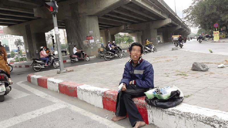 Cho tien an xin: Giup nguoi hay lam xau bo mat xa hoi?