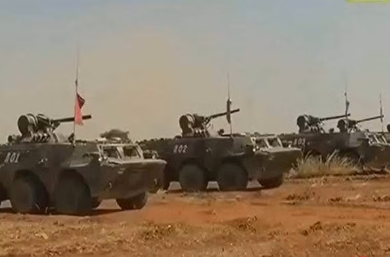 Đội hình 3 xe thiết giáp Type 92 dàn hàng tiến vào vùng mục tiêu – loại xe này do Trung Quốc sản xuất theo mẫu VAB của Pháp, trang bị tháp pháo tự động gắn pháo 25mm.