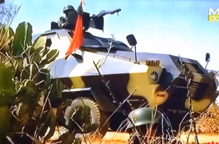Xe thiết giáp chở quân MAV-1 do Myanmar tự sản xuất trong giai đoạn 1983-1991 đang chi viện cho bộ binh.