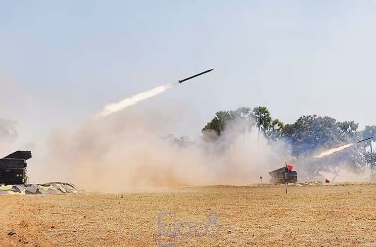 Mở màn cuộc tập trận, các bệ pháo phản lực phóng loạt Type 81 của Quân đội Myanmar bắn rocket ồ ạt tiến công vùng mục tiêu. Đây là loại pháo phản lực do Trung Quốc sản xuất, sao chép công nghệ BM-21 Grad của Liên Xô.