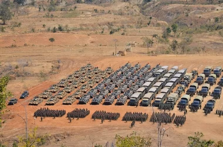 Trong ảnh, các binh sĩ, binh khí kĩ thuật Quân đội Myanmar tập trung trước giờ tham gia cuộc tập trận bắn đạn thật lớn diễn ra trong tháng 3/2014.