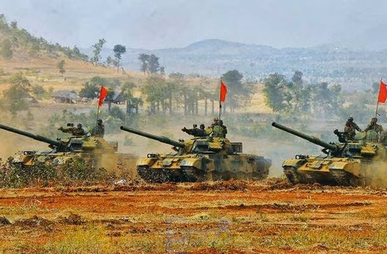 Đội hình xe tăng Type 69-II đồng loạt tiến công quân địch. Lục quân Quân đội Myanmar hiện có khoảng 500 chiếc xe tăng chủ yếu do Trung Quốc, Liên Xô cung cấp. Trong đó, chiếm số lượng lớn nhất là mẫu Type 59D, T-72S.