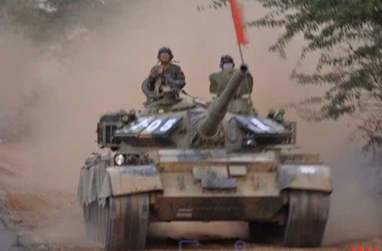 Trong ảnh, xe tăng chiến đấu chủ lực Type 59D của Lục quân Myanmar hành tiến.