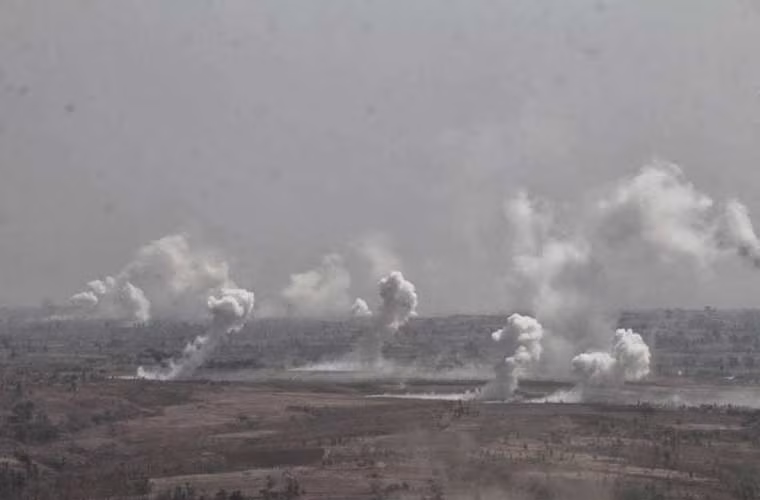 Pháo binh Quân đội Myanmar hiện có khoảng 12 kiểu pháo đủ kích cỡ do Mỹ, Anh, Liên Xô, Trung Quốc… sản xuất. Trong ảnh, vùng mục tiêu bị pháo kích dữ dội, khói lửa bao trùm khắp nơi.