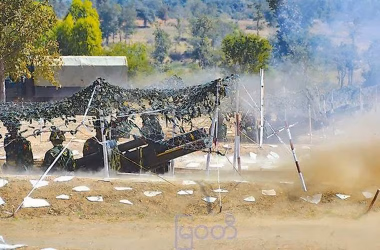 Các khẩu đội lựu pháo 105mm M2A1 của pháo binh Quân đội Myanmar cũng “xướng lên điệp khúc chết người”.