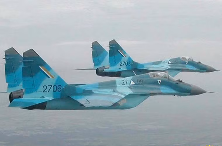 Tiêm kích MiG-29 của Không quân Myanmar được trang bị 2 động cơ tuốc bin phản lực cánh quạt đẩy Klimov RD-33 cho tốc độ bay tối đa 2.400km, tầm bay với nhiên liệu tối đa 2.100km, trần bay 18.013m, vận tốc leo cao 330m/s.