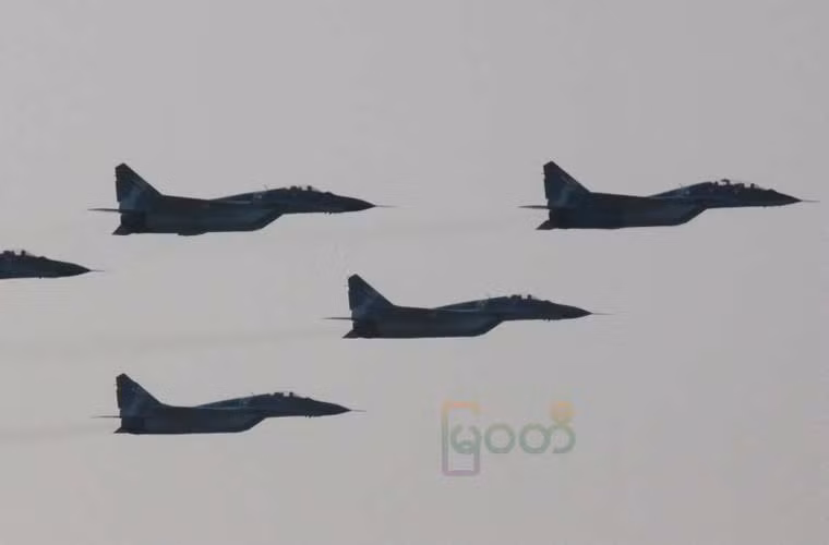 Không quân Myanmar hiện có khoảng 80 chiến đấu cơ, chiếm số đông là máy bay xuất xứ từ Trung Quốc. Tuy nhiên, loại tiêm kích hiện đại nhất mà Myanmar có được là mẫu MiG-29 do Nga sản xuất. Trong ảnh, đội hình 5 tiêm kích đánh chặn MiG-29 bay trong lễ duyệt binh mừng Quốc khánh Myanmar năm 2013.