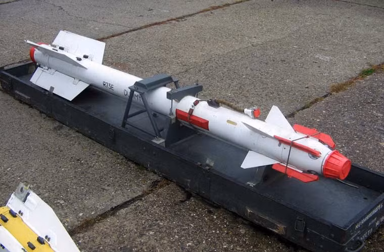 Trong ảnh là đạn tên lửa không đối không tầm ngắn tự dẫn hồng ngoại R-73E – vũ khí không chiến tầm gần tốt nhất của Myanmar. Tên lửa đạt tầm bắn 20km.