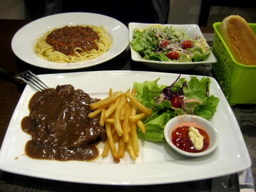 Quan bit tet Tay sang chang gia beo hut khach Ha Noi