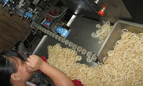 Cơ sở này đã bị công an kinh tế nghi ngờ từ năm ngoái khi thường xuyên đặt mua cao su số lượng lớn và thuê nhân công nữ tại địa phương.