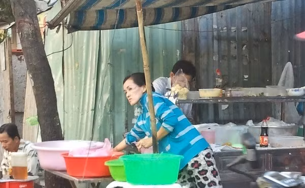 Hiện tại, địa chỉ người hâm mộ biết chắc chắn là chốn đi về thường xuyên của cô là quán xôi của mẹ ở Quận 5 TP HCM. Angela Phương Trinh thường ghé qua quán lấy đồ ăn sáng và thăm mẹ. Cô từng chia sẻ rất tự hào vì công việc của mẹ đã nuôi cô và em gái trưởng thành.