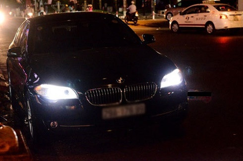 Sau lùm xùm nhà mượn, năm 2013, Angela Phương Trinh tiếp tục vướng vào sự cố xe mượn. Chiếc BMW 523i có trị giá 2 tỷ đồng được cô cũng úp mở về chuyện đã tậu nó, nhưng đó là xe cô mượn của một đại gia giấu mặt.